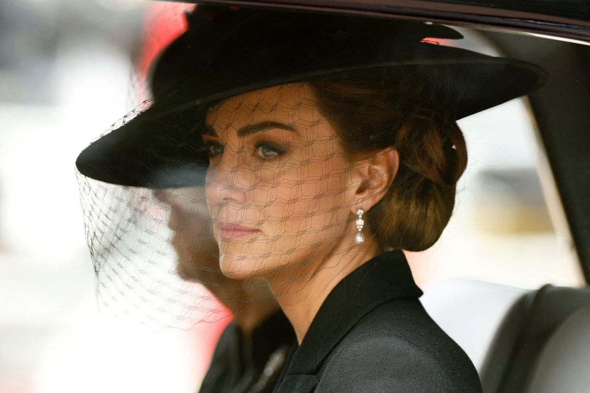 Kate Middleton orecchini perle e cappello con veletta