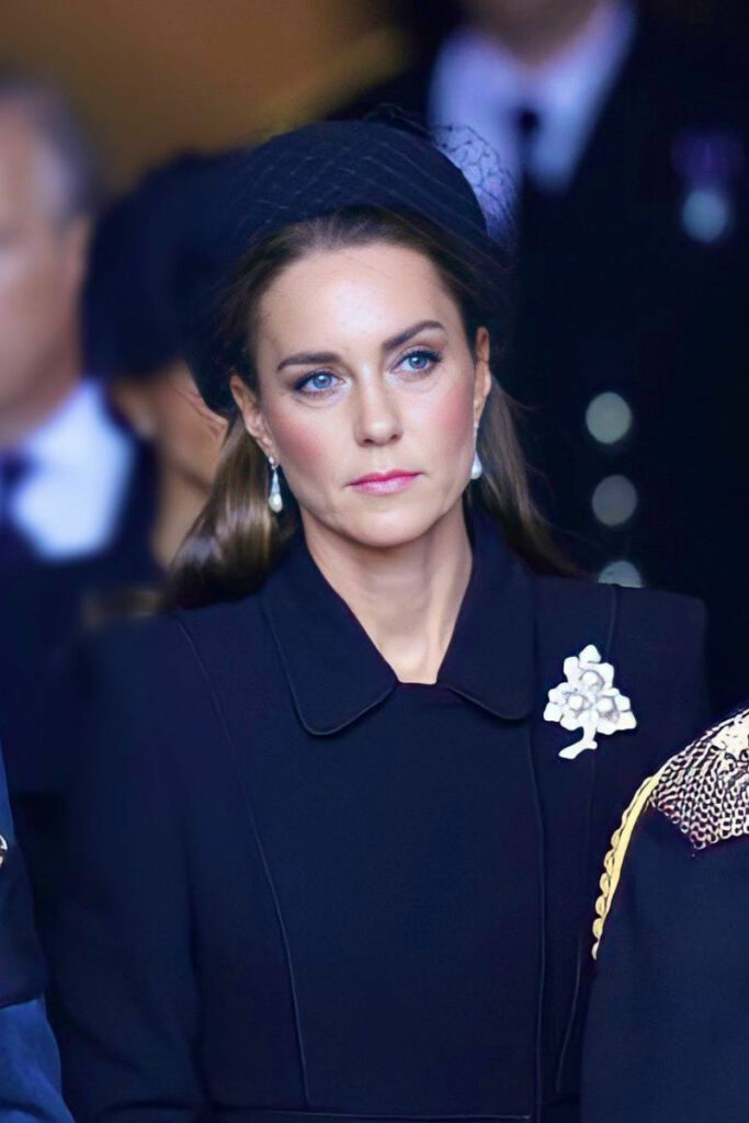 Kate Middleton funerali regina Elisabetta II spilla
