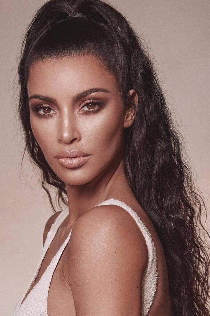 Kim Kardashian con half ponytail mossa