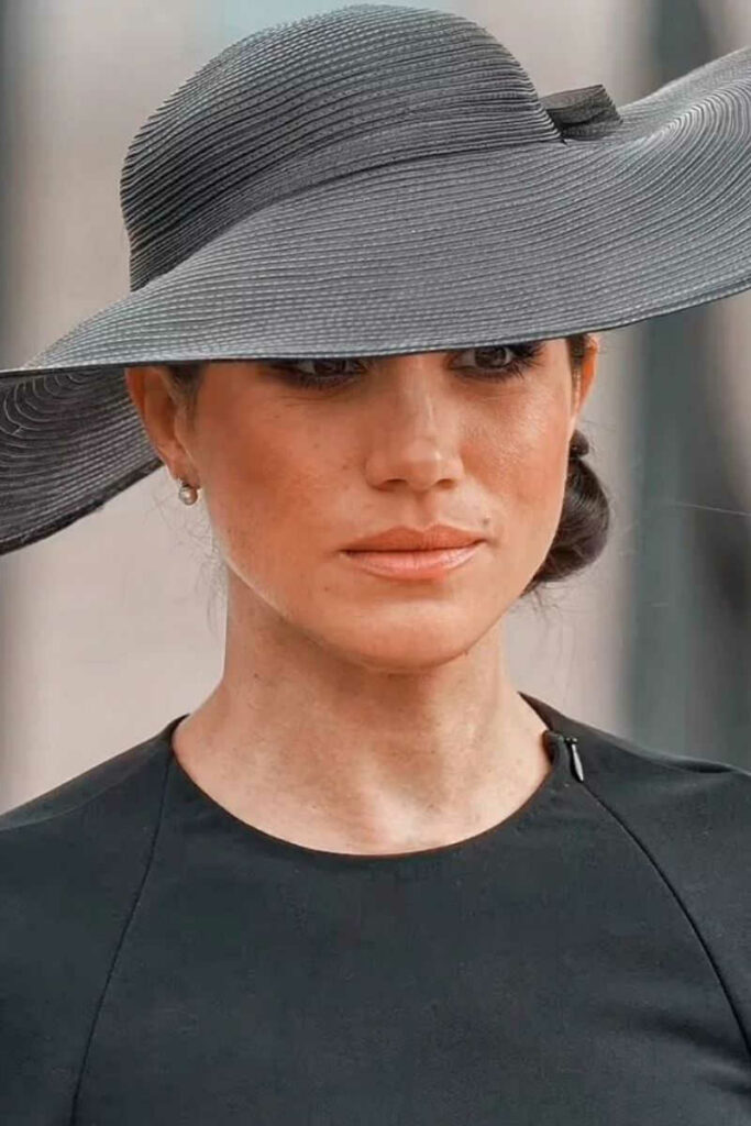 Meghan Markle cappello nero tesa larga