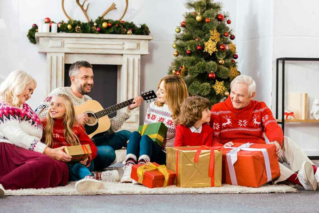 famiglia con doni natale e chitarra