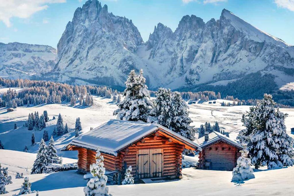 paesaggio montagna con neve e baite