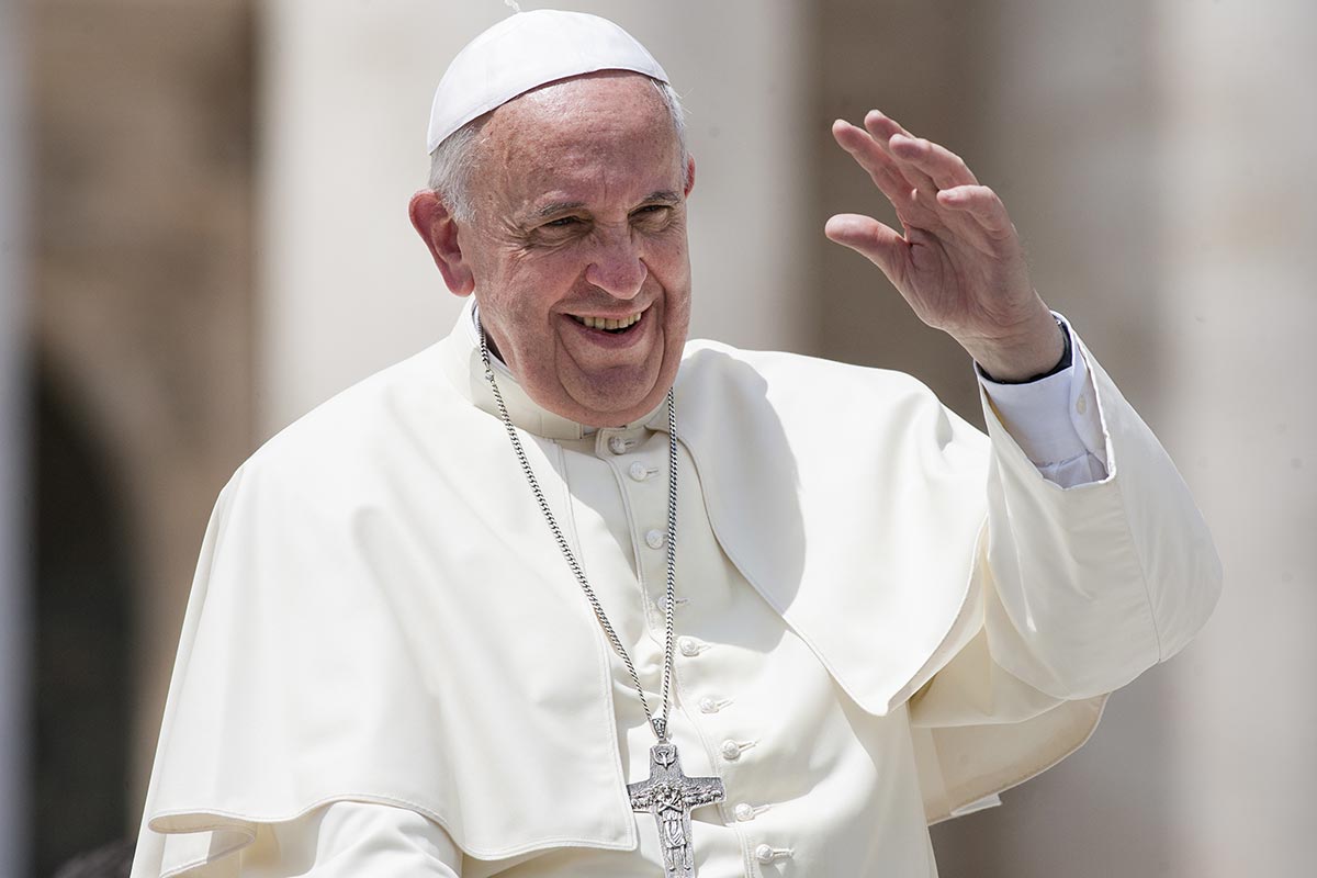Papa Francesco mentre saluta i pellegrini a piazza San Pietro