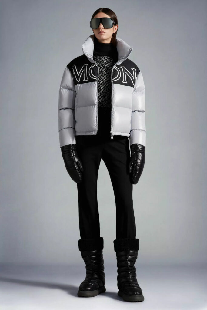 modella con piumino corto chiaro moncler