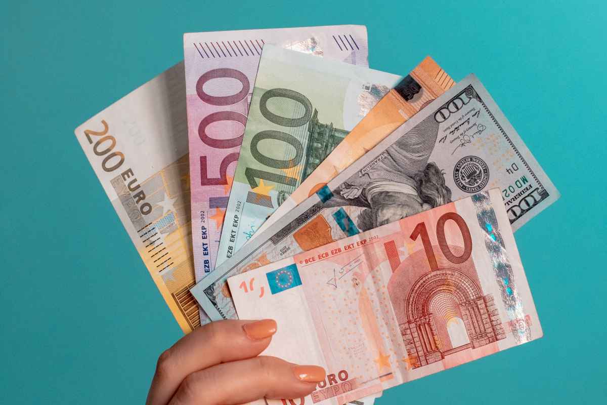 Mano femminile che mostra soldi, euro
