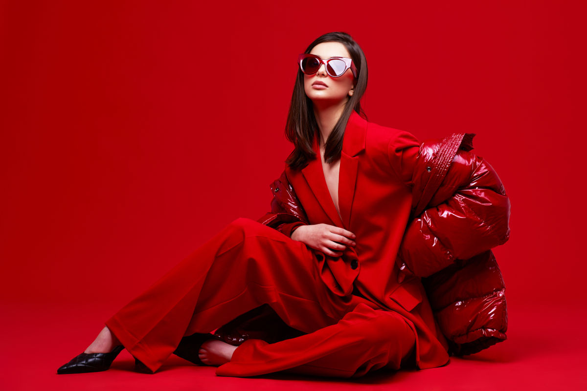 modella con tailleur rosso scarlatto su fondo rosso
