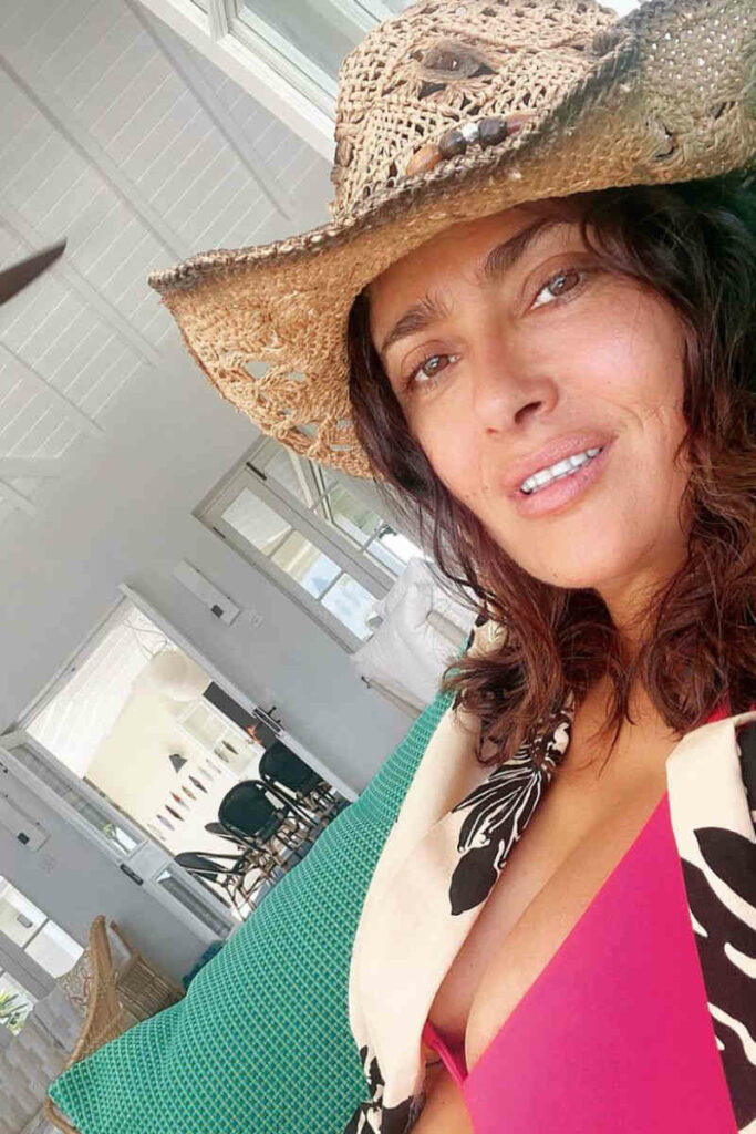 Salma Hayek selfie no make up con cappello in paglia