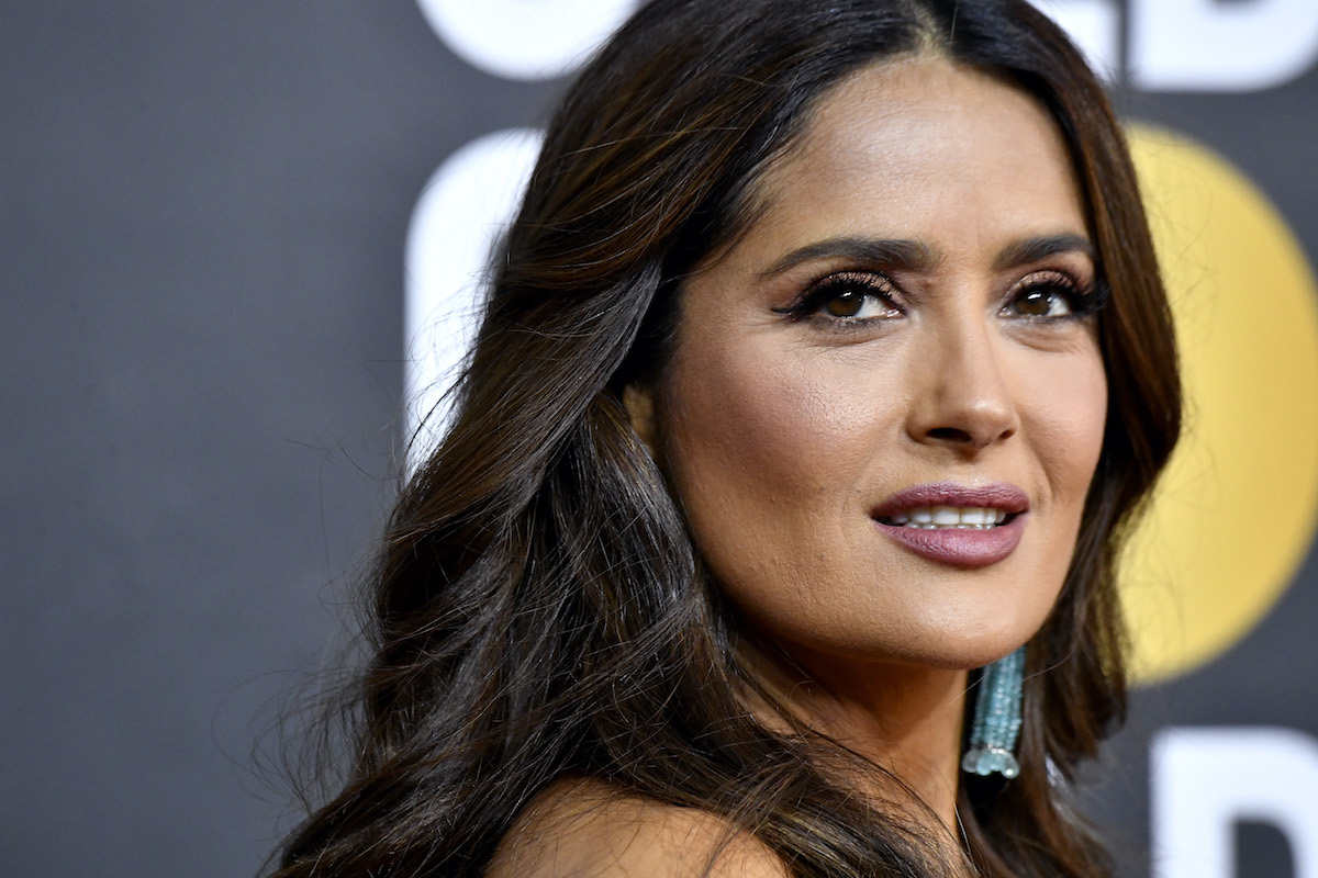 Salma Hayek capelli lunghi scuri e smokey eyes