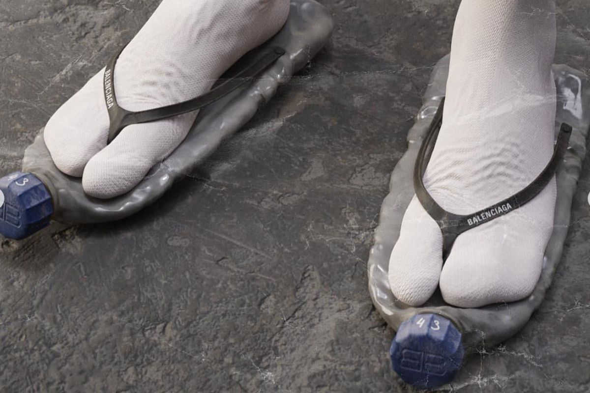 I nuovi sandali Balenciaga scandalizzano, ma non è come sembra