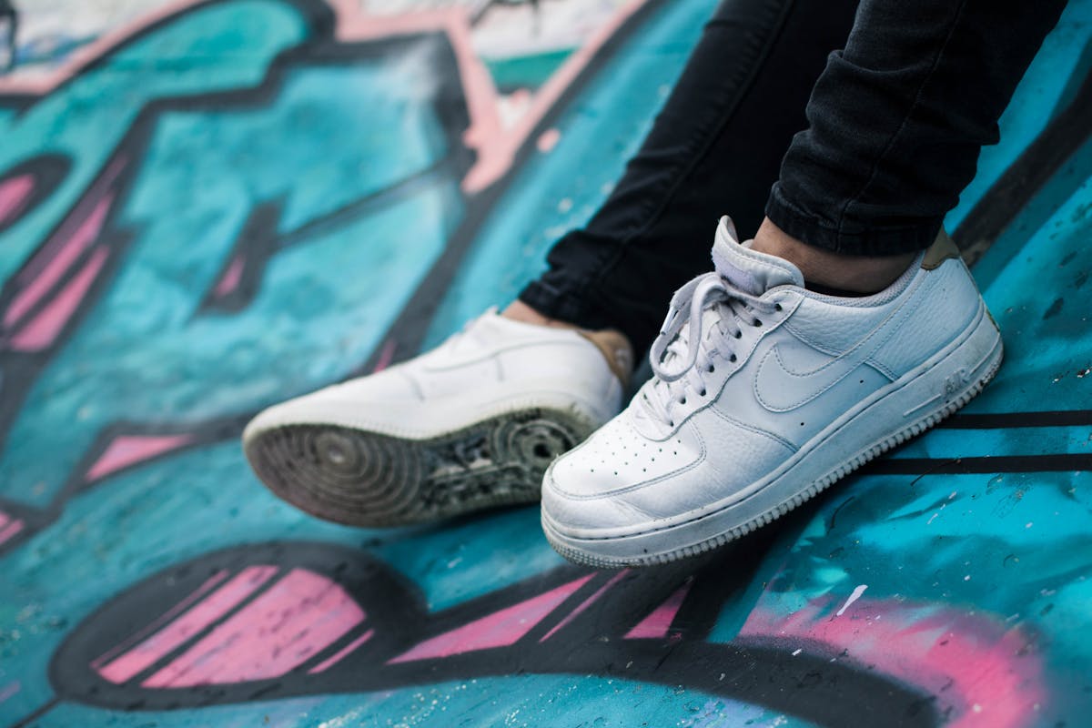 scarpe bianche su sfondo colorato