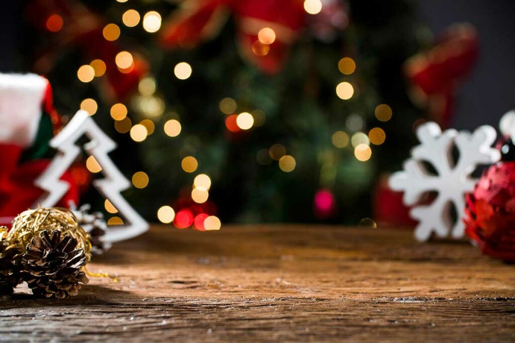sfondo natalizio con pigne e lucine