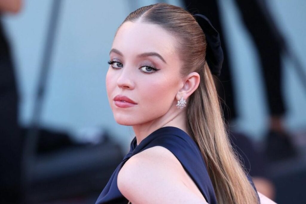 Sydney Sweeney al Festival di Venezia con mezza coda e fiocco