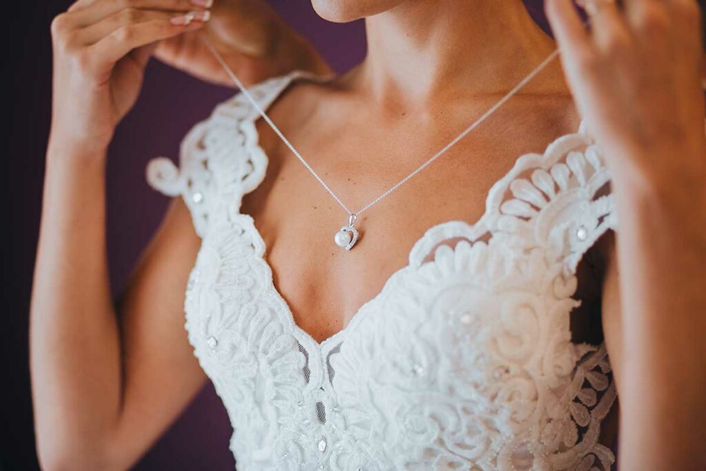 sposa indossa collana