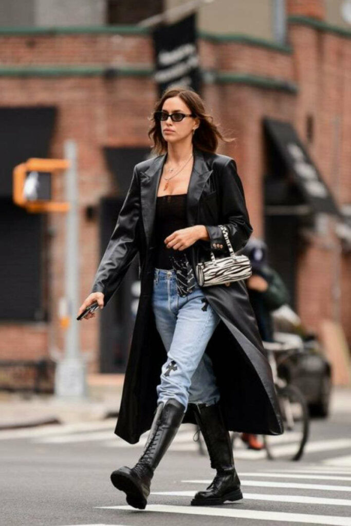donna con jeans stivali alti con lacci e giacca in pelle