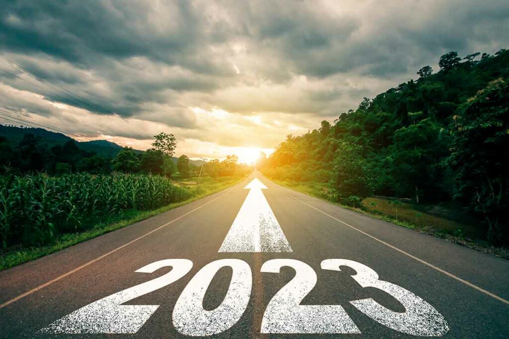 strada con scritta 2023