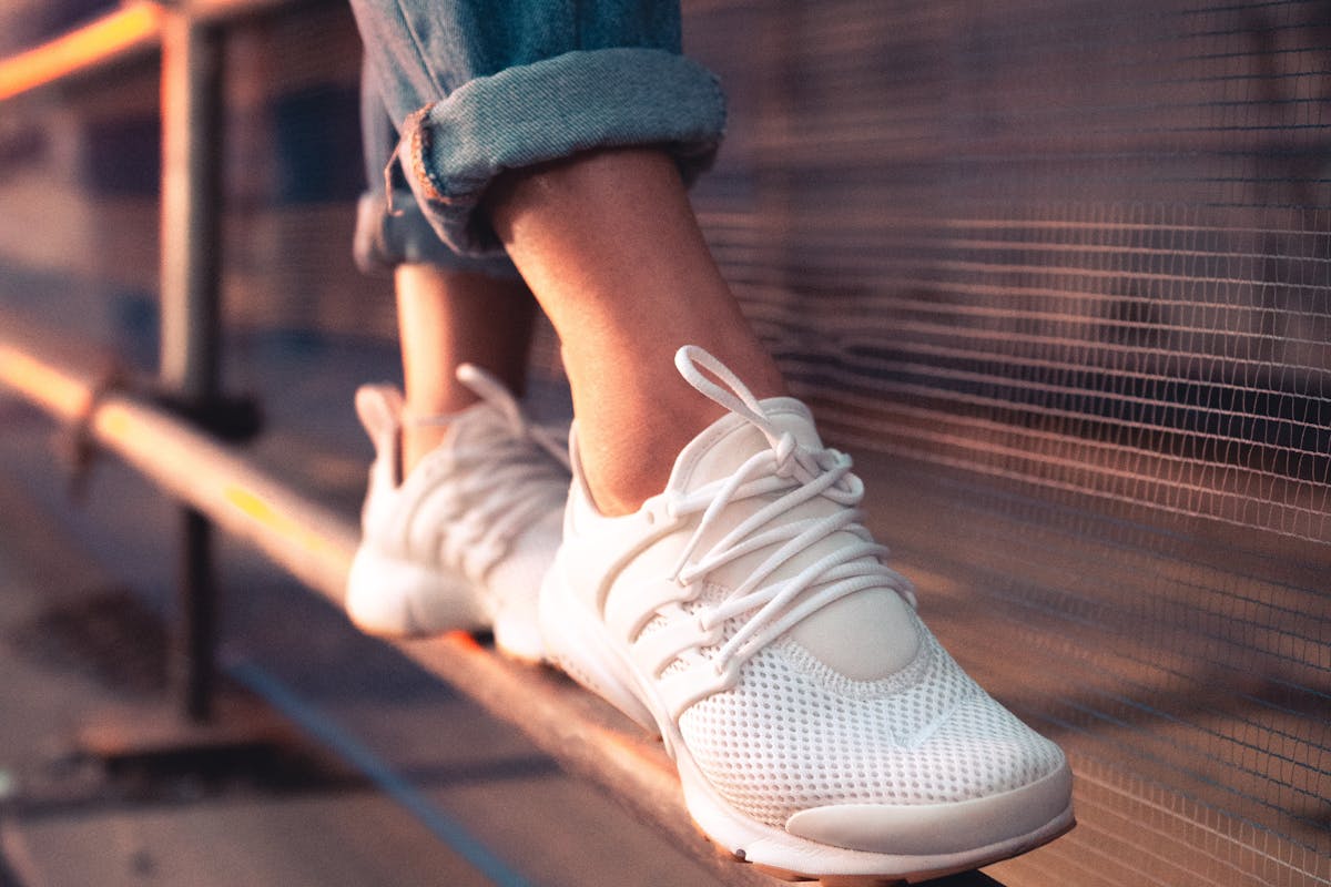 scarpe bianche, donna che cammina pericolante