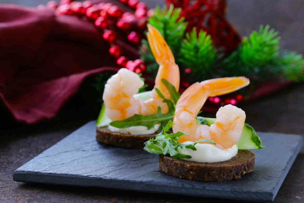 vassoio di ardesia con tartine ai gamberi