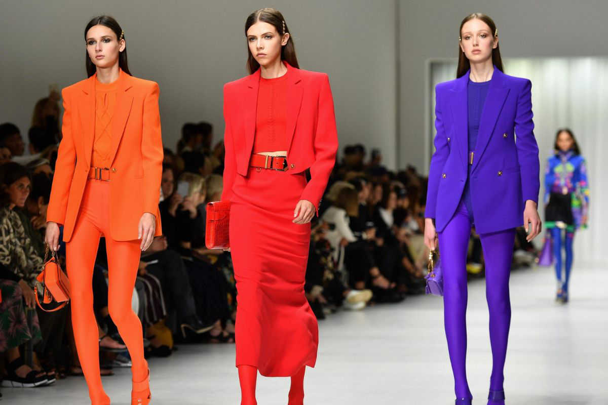 sfilata di moda Versace look full color arancio, rosso e viola