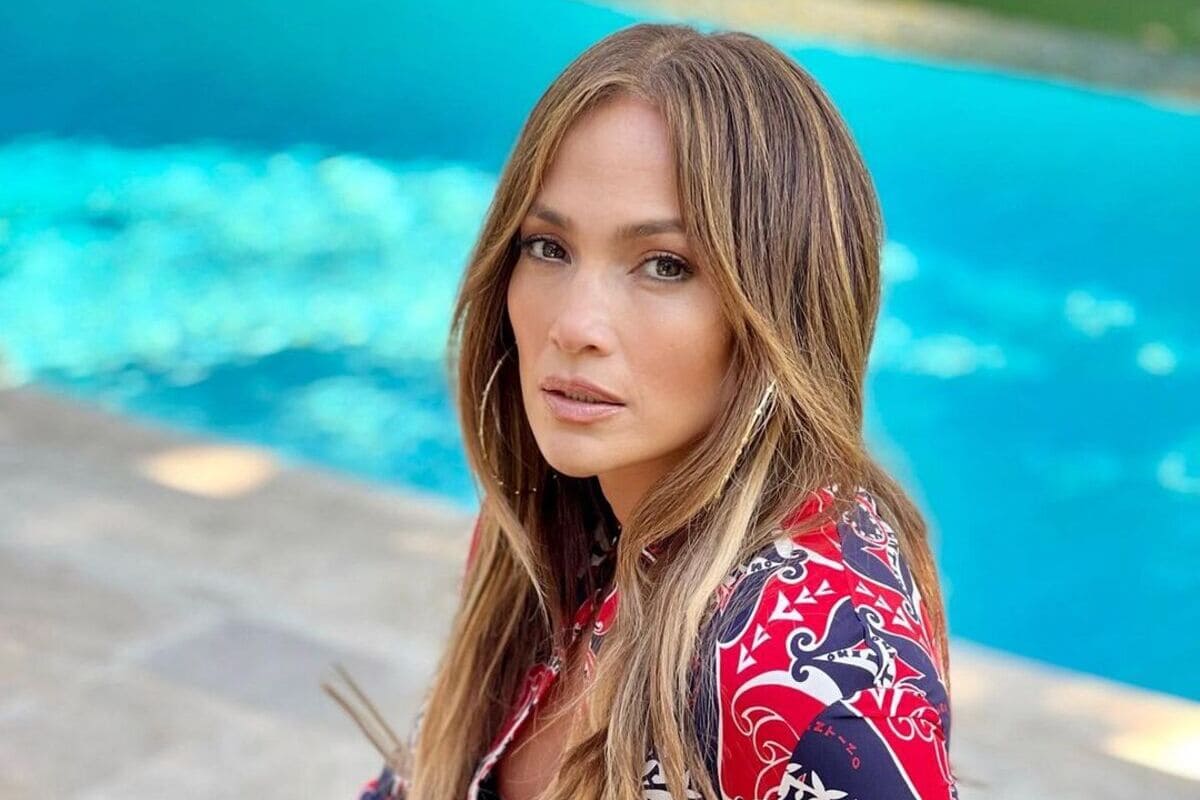 scatto di Jennifer Lopez a bordo piscina