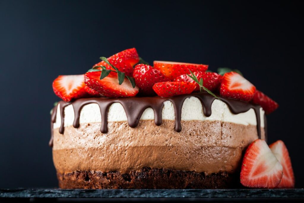 Torta al cioccolato, con glassa al cioccolato e fragole fresche sopra