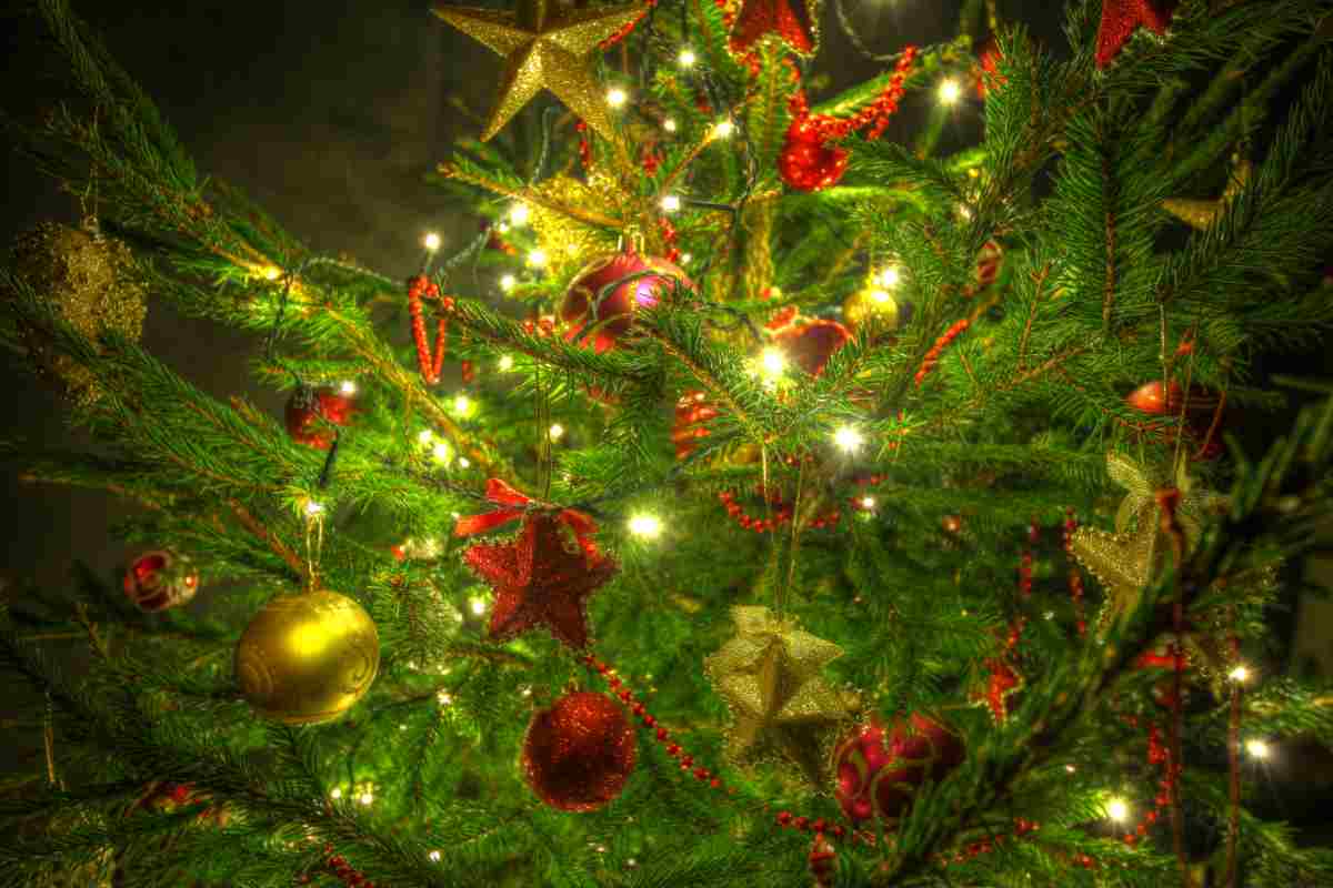 Albero decorato e illuminato con addobbi Natalizi Ikea