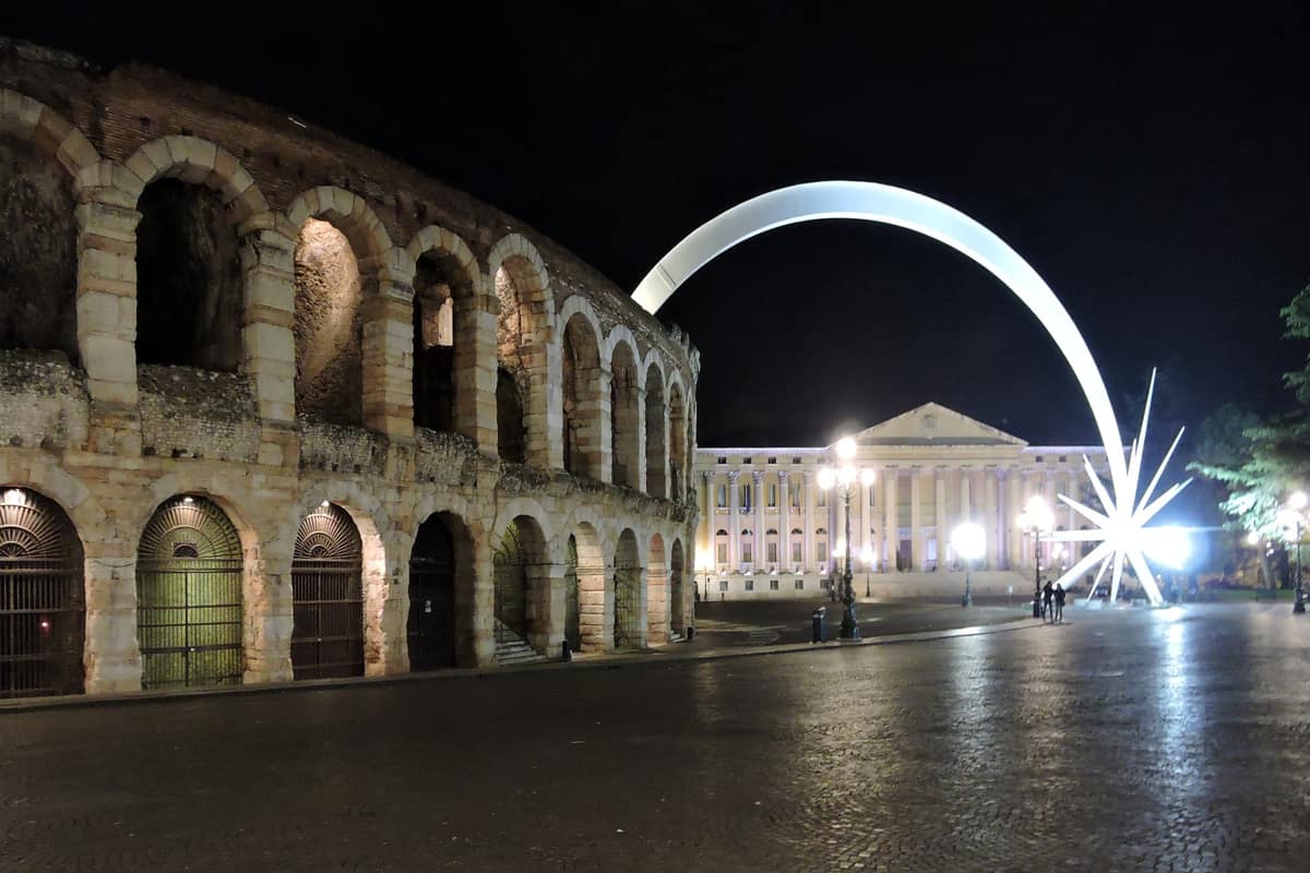 foto dell'arena di Verona sotto il periodo natalizio con stella cometa