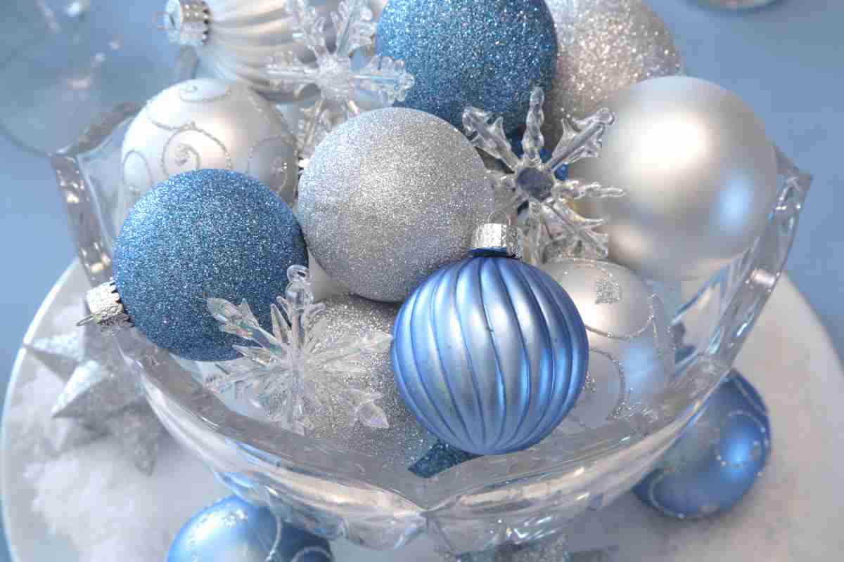 Centrotavola natalizio fai da te con palline di Natale 