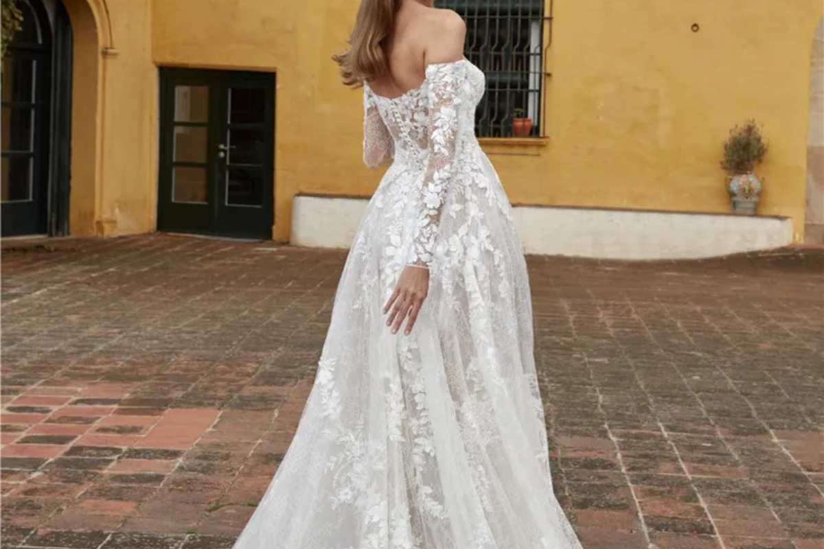 abito sposa lungo, con modella castana