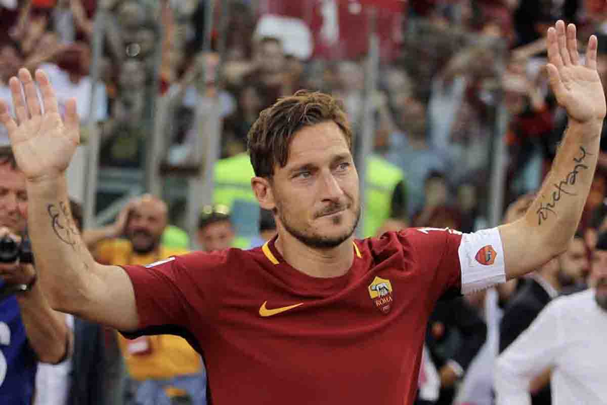 Totti e Noemi Bocchi, nelle prime foto insieme un dettaglio sciocca tutti