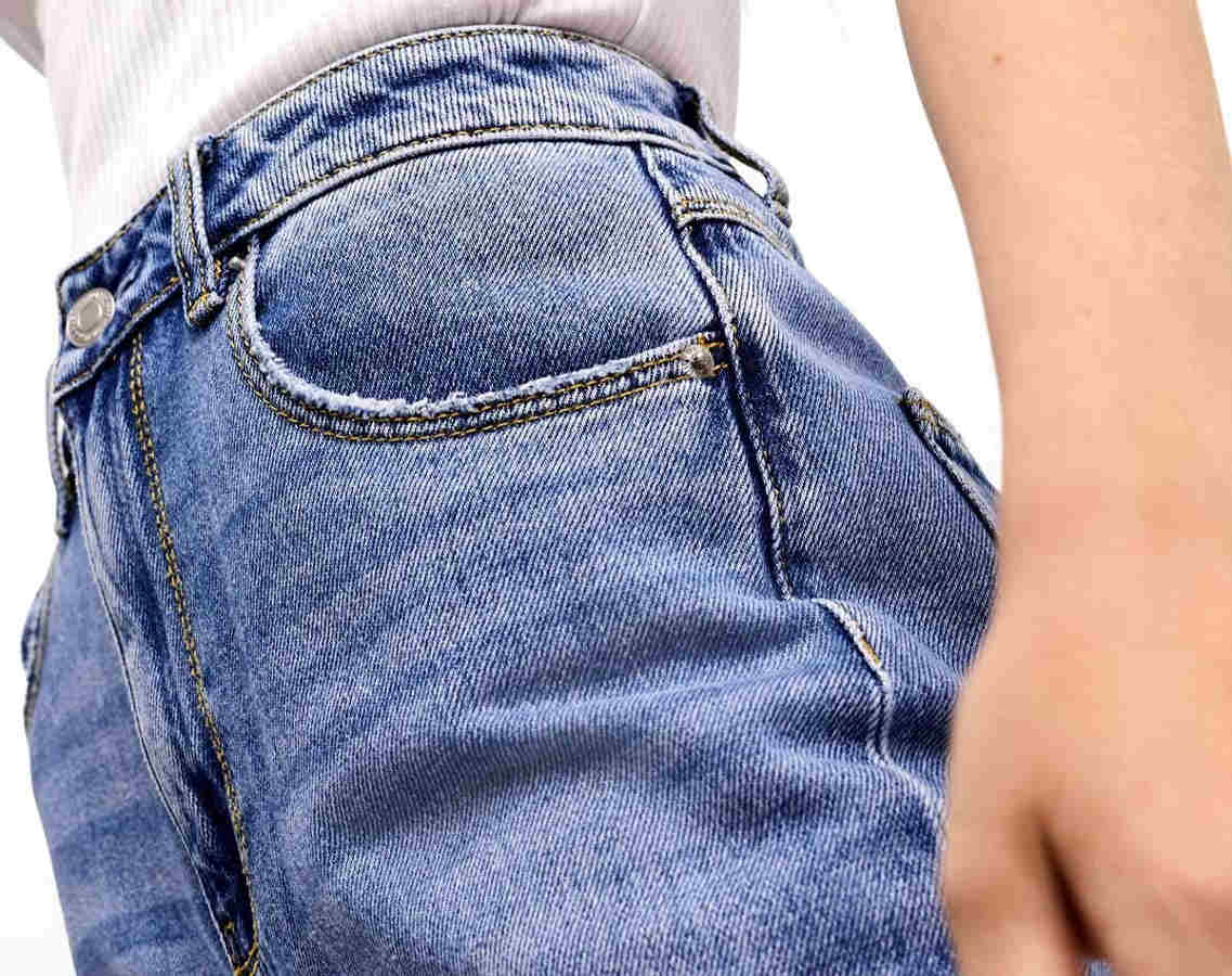 I jeans dritti a vita alta sono il must-have dell’autunno (meno male!)