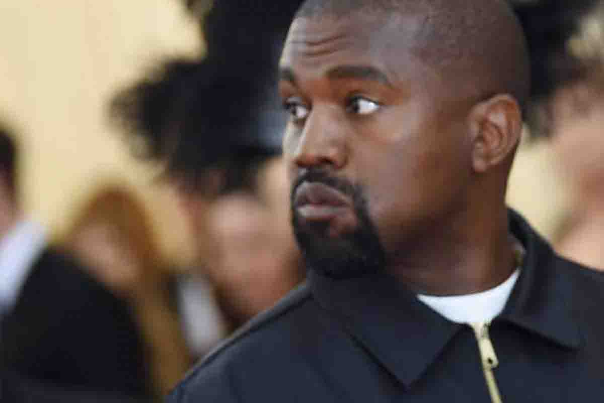 Kanye West, parliamone: la sua maglietta scatena la tempesta e fa infuriare