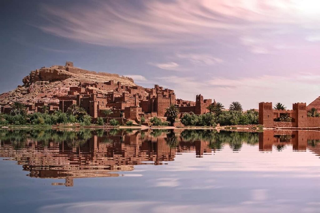 fiume con paesaggio di città marocchina con case di colore marrone e piante verdi