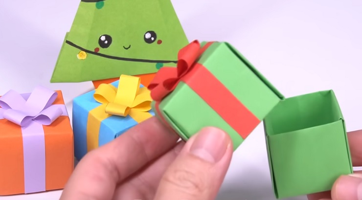 Scatola origami pacco natalizio