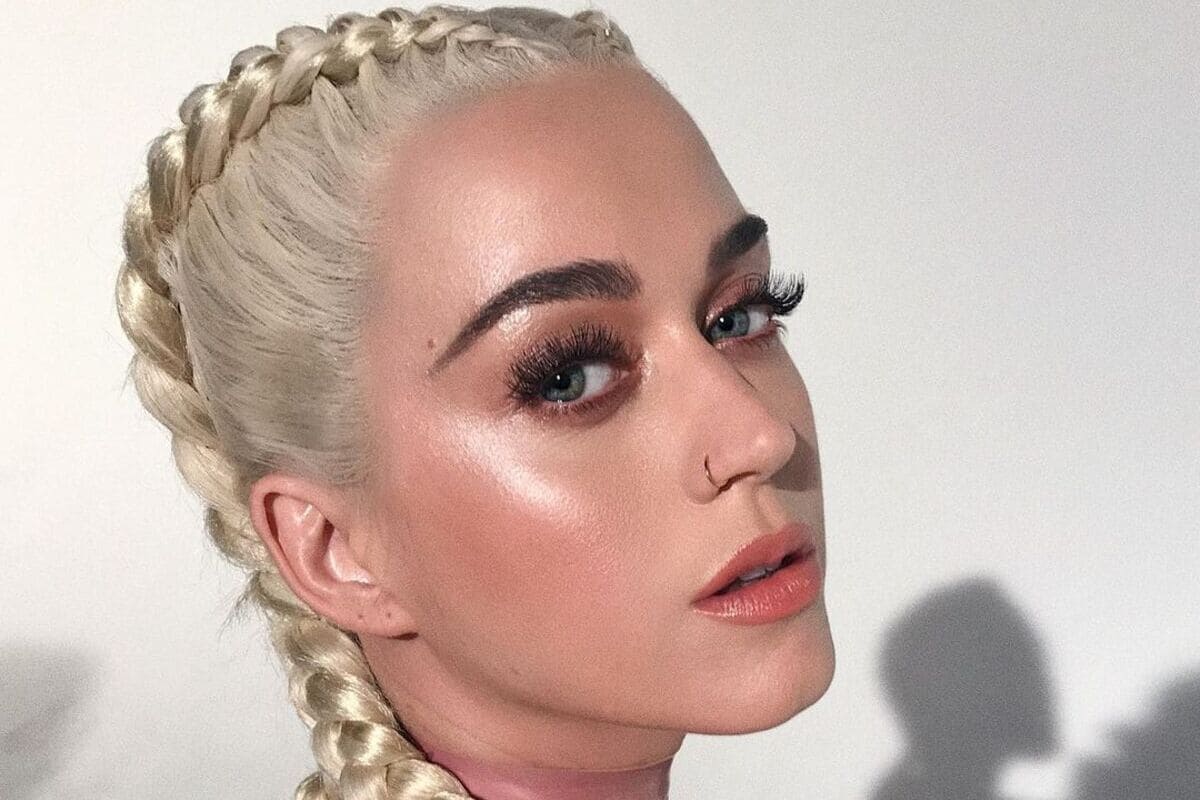 Scatto Katy Perry con badass braids, trecce da boxer - trecce alla francese