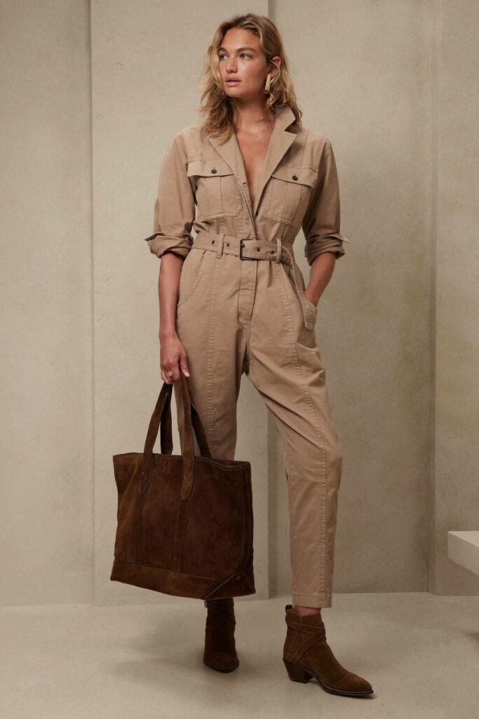 donna con jumpsuit beige e tote bag