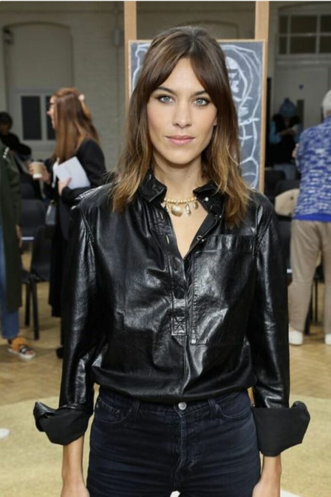 Alexa Chung con camicia in pelle nera