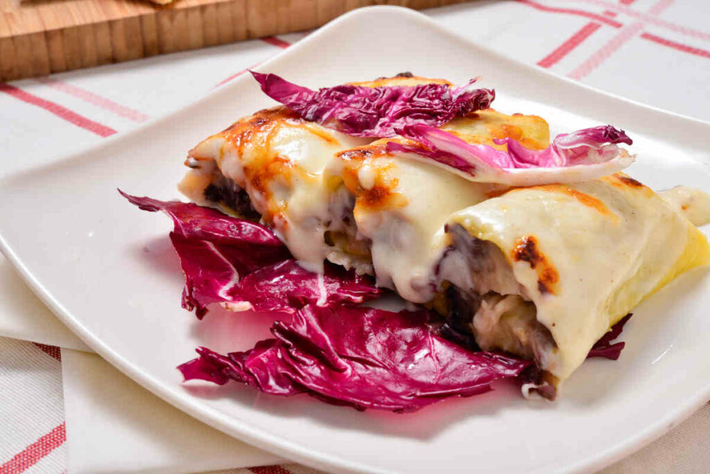 piatto con tre cannelloni ripieni di radicchio e ricotta