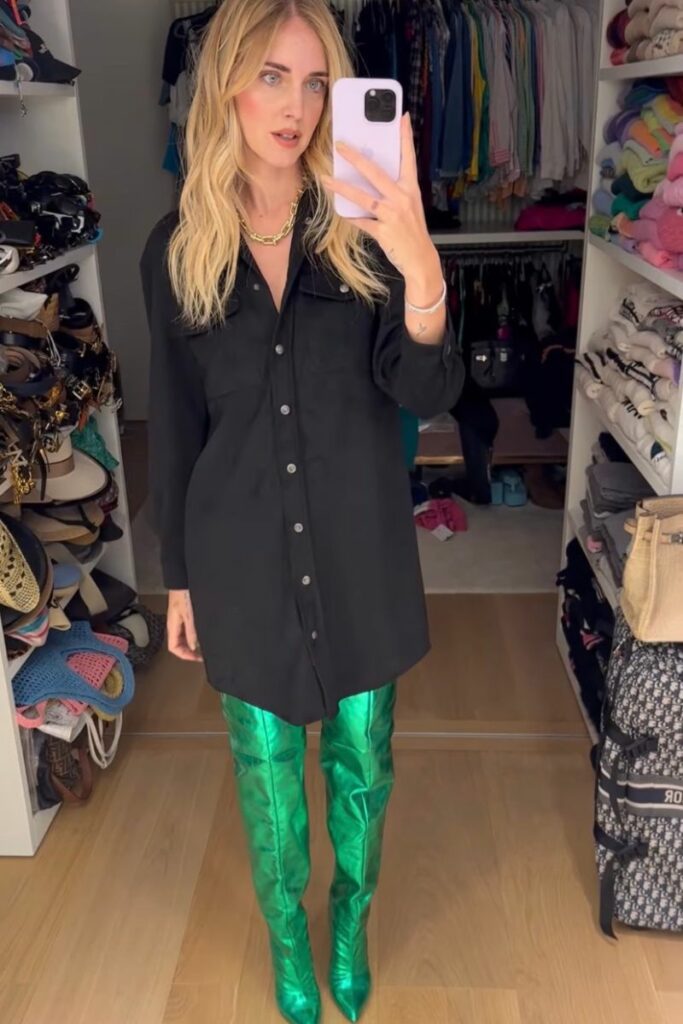 chiara ferragni vestito camicia nero e stivali cuissard verde elettrico