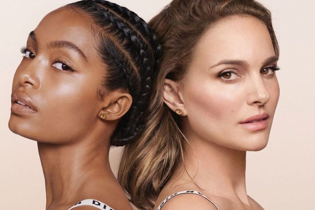 Scatto di Natalie Portman e Yara Shahidi con pelle luminosa - come scegliere il fondotinta