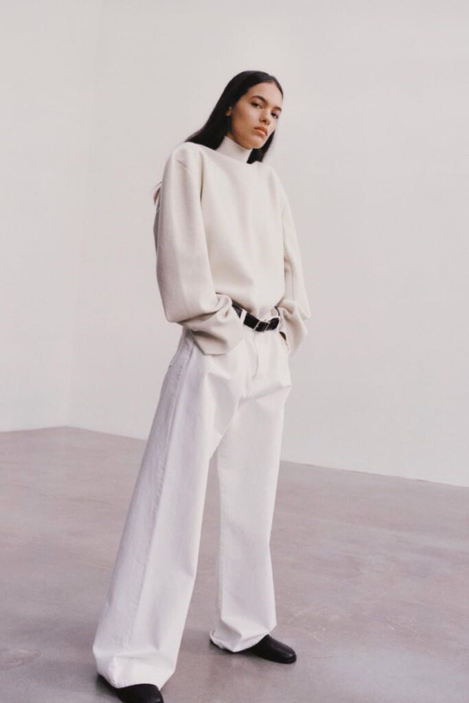 donna look cozy total white dolcevita e pantaloni The Row