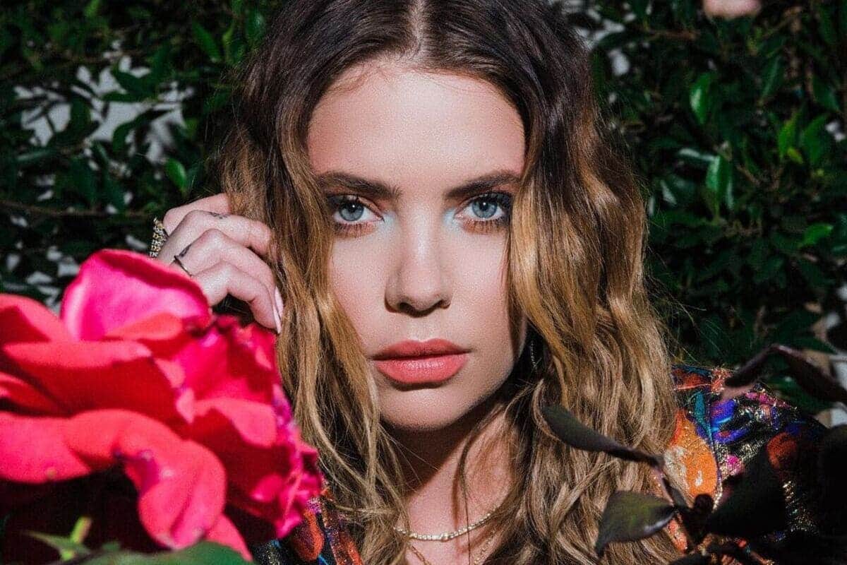 Ashley Benson scatto floreale