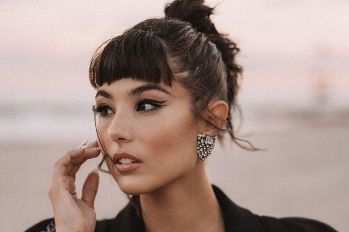 Scatto di Giorgia Soleri in spiaggia con coda alta e eyeliner doppio - double wing eyeliner tendenza