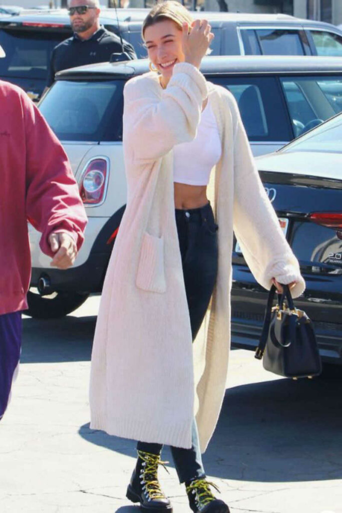 Hailey Bieber con cardigan lungo bianco