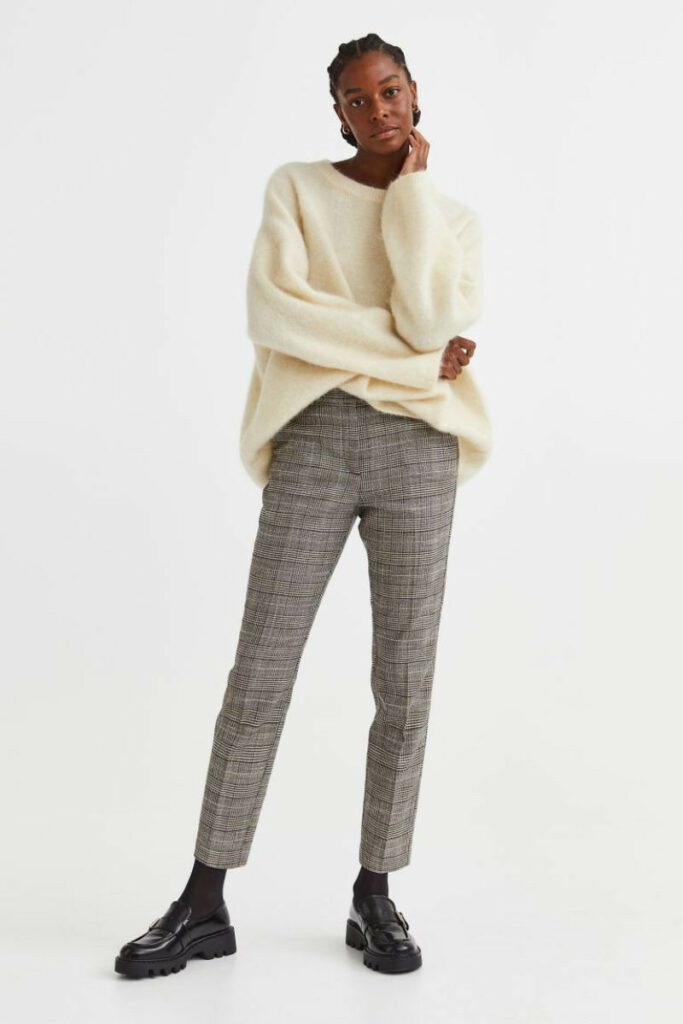 donna con maglione panna e pantaloni a sigaretta H&M