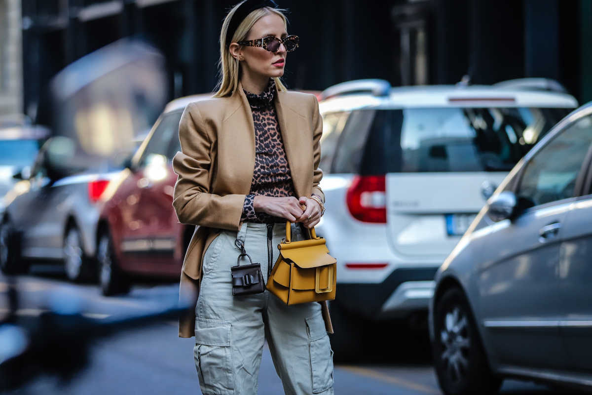 Leonie Hanne con giacca in camoscio e borsa gialla