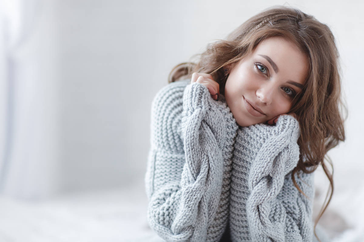 ragazza con maglione in lana grigio chiaro look cozy