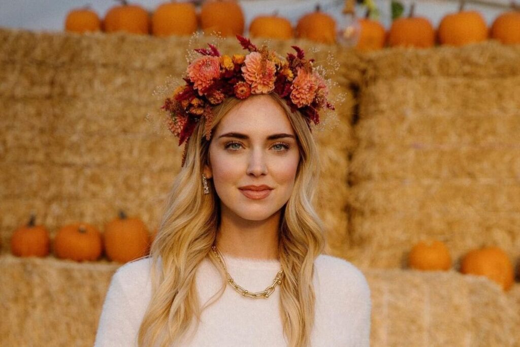 Chiara Ferragni Halloween con coroncina di fiori