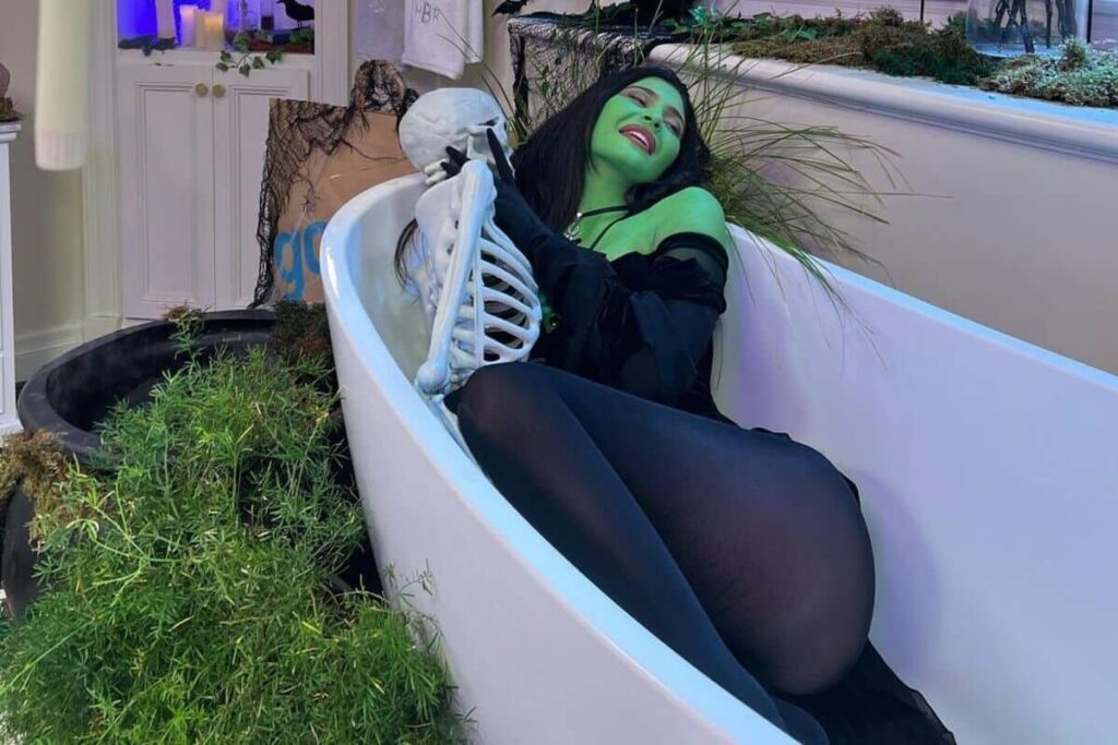 Kylie Jenner nella vasca da bagno di Hailey Bieber truccata da strega per Halloween 2022