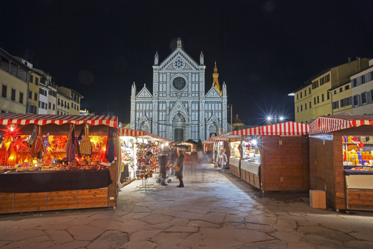 una delle piazze principali della Toscana che ospitando i mercatini di Natale con bancarelle di legno e persone che passeggiano