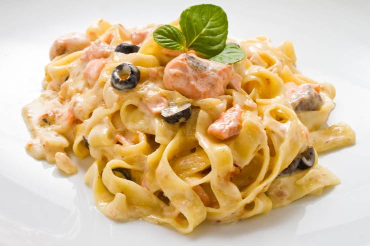 piatto di pasta al salmone